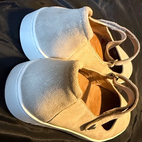 Vionic Uptown Mary Jane Flats Gold Shimmer Leather size 8.5 EUC - Picture 3 of 16